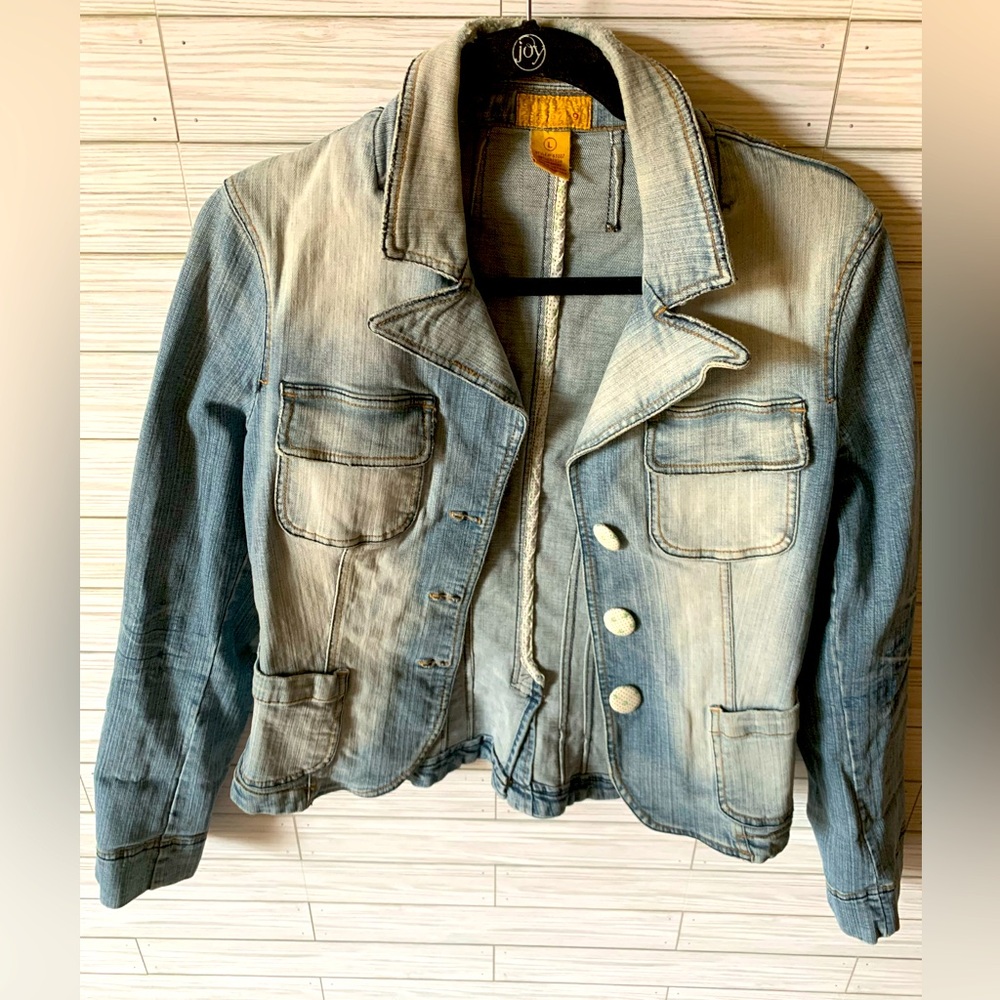 9 faded Two-Tone Denim Jacket with denim covered buttons neat details